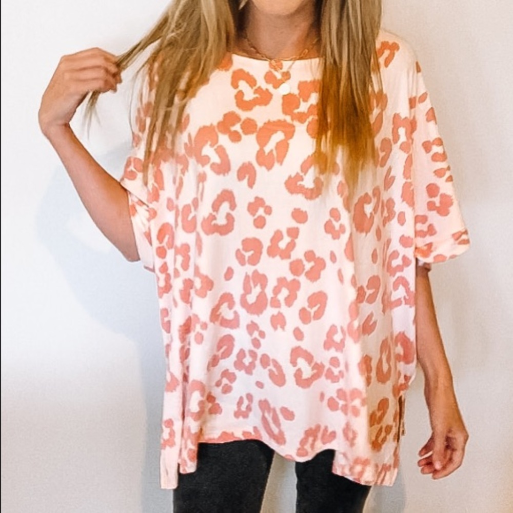 Women’s peachy pink leopard top NWT ONE SIZE